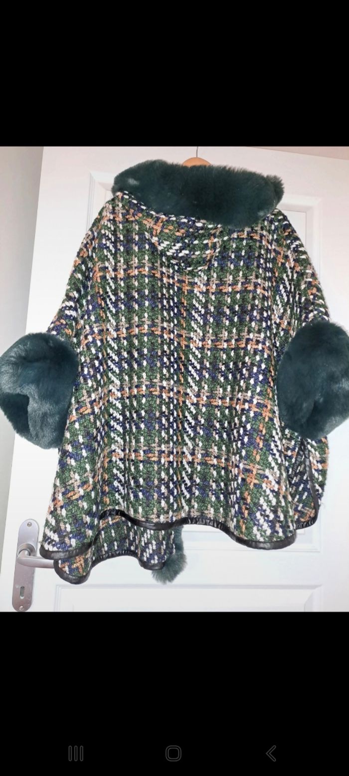 Magnifique Poncho avec  fausse fourrure - photo numéro 3