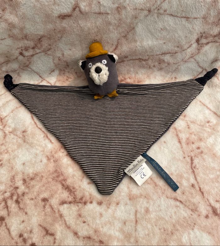 Doudou plat losange Chat Alphonse noir rayé chapeau jaune Les Moustaches Moulin Roty