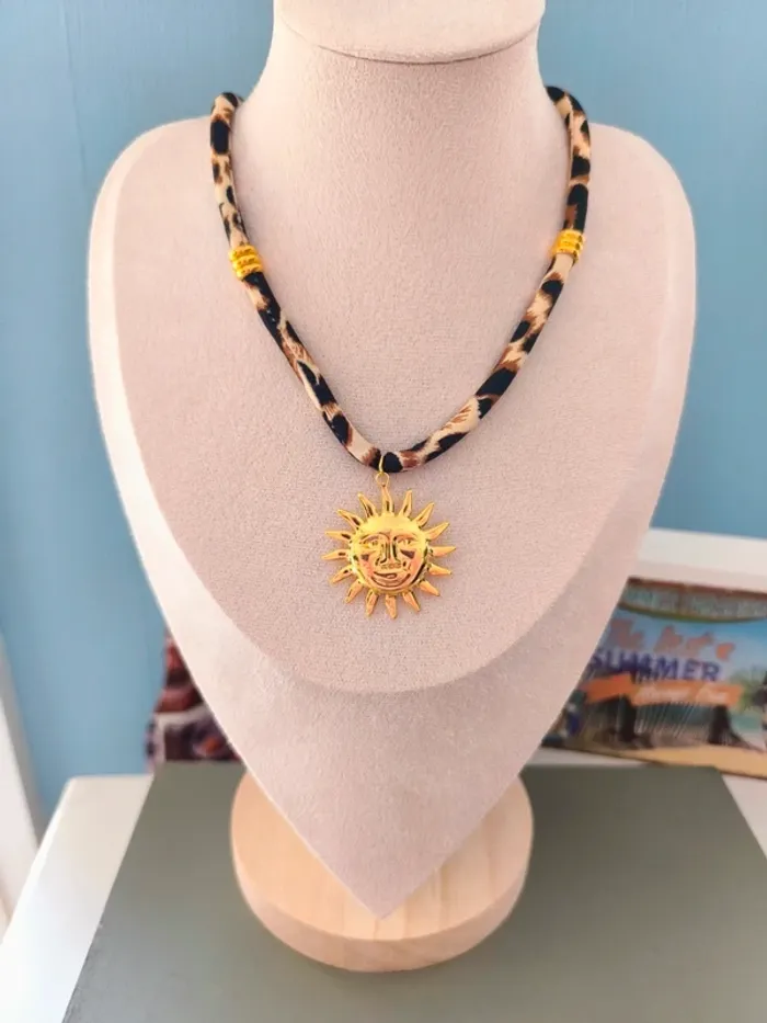 Collier motif léopard avec soleil doré - photo numéro 4