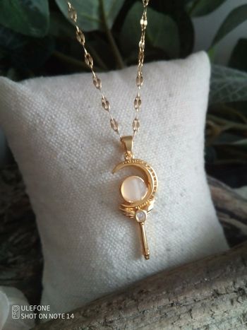 Collier pendentif sceptre lunaire pierre opaline