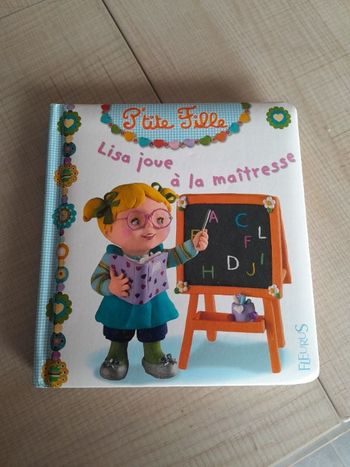 Lisa joue à la maîtresse