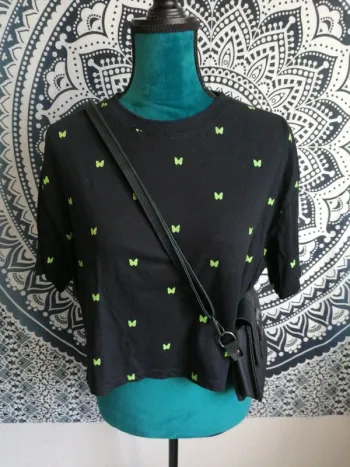 Tee-shirt noir crop top avec motifs papillons verts fluo / jennyfer / (M)