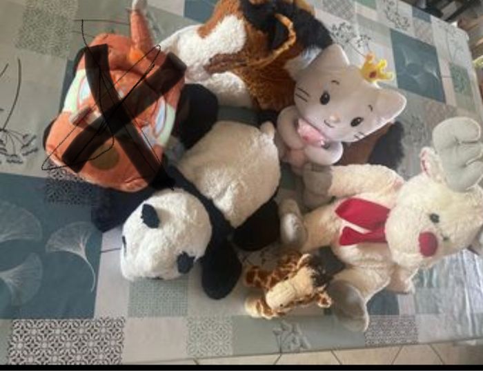 Lot 5 peluches girafe, panda, renne, Hello Kitty,cheval