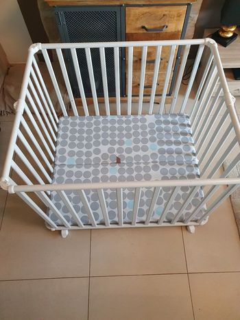 Parc bébé AMELI pliable de marque GEUTHER 106.5x90cm, en hêtre massif blanc AVEC son tapis intérieur