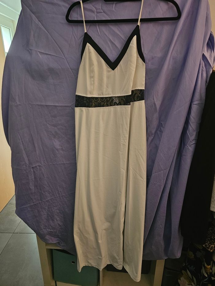 Lot de plus de 150 vêtements neufs ou mit 1 ou 2 fois, T40 42 robes , salopettes,t shirts,vestes, botte ,sac guess et desigual,manteau,chaussures,... - photo numéro 5