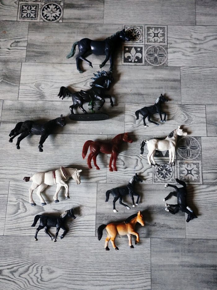 Lot animaux en plastiques 11 chevaux maquettes