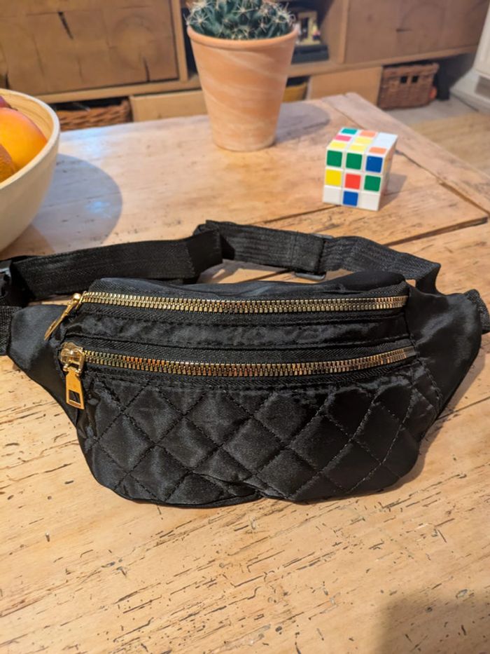 🖤 Banane Noire Matelassée – L’Accessoire Stylé et Pratique ! 🖤
