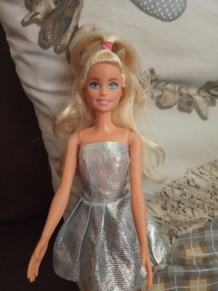 Jolie Poupée "Mattel" (Chine)