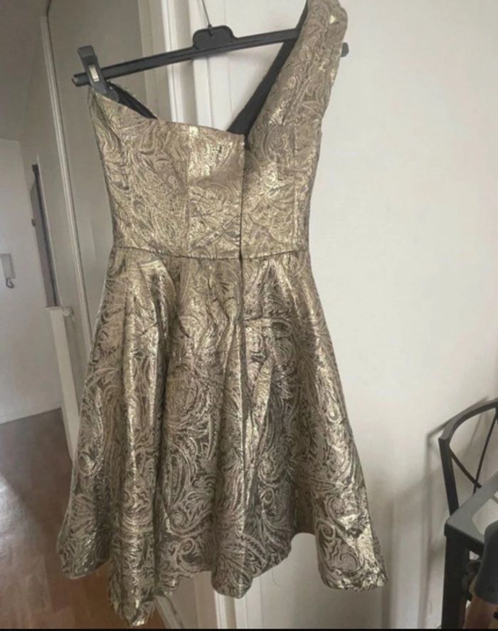 Robe habillée dorée épaules dénudées Assos Petite - photo numéro 2