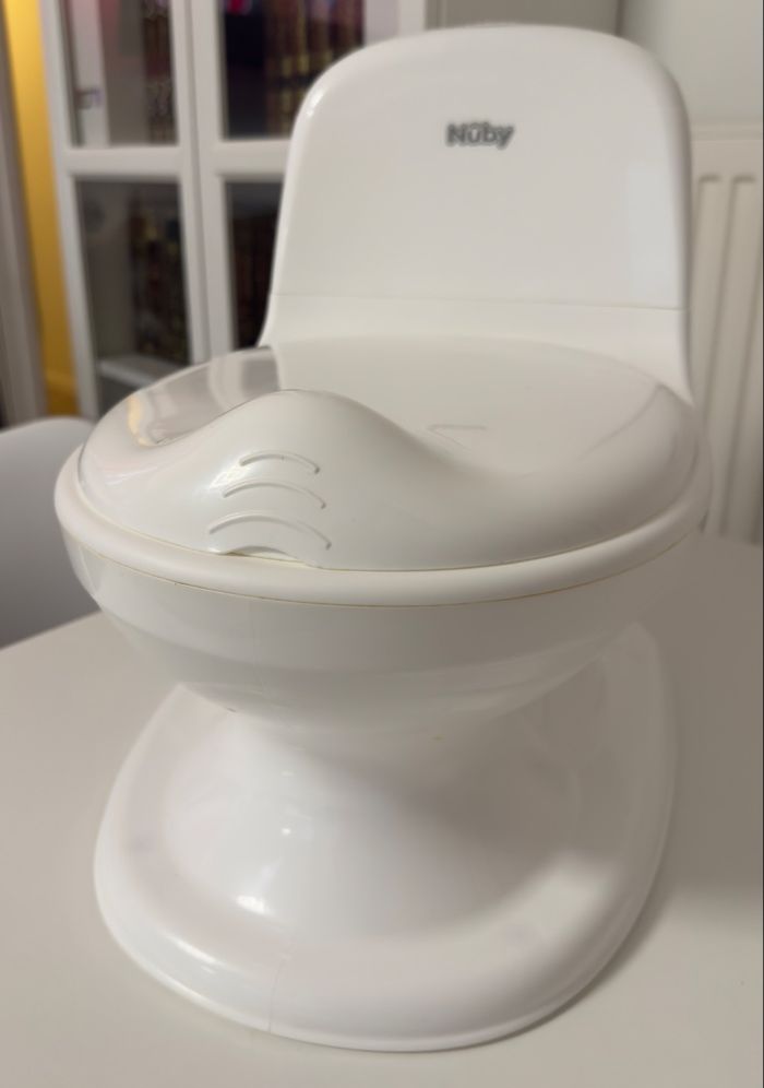 Pot bébé Nûby avec chasse d’eau électrique – Piles incluses – Très bon état - photo numéro 3