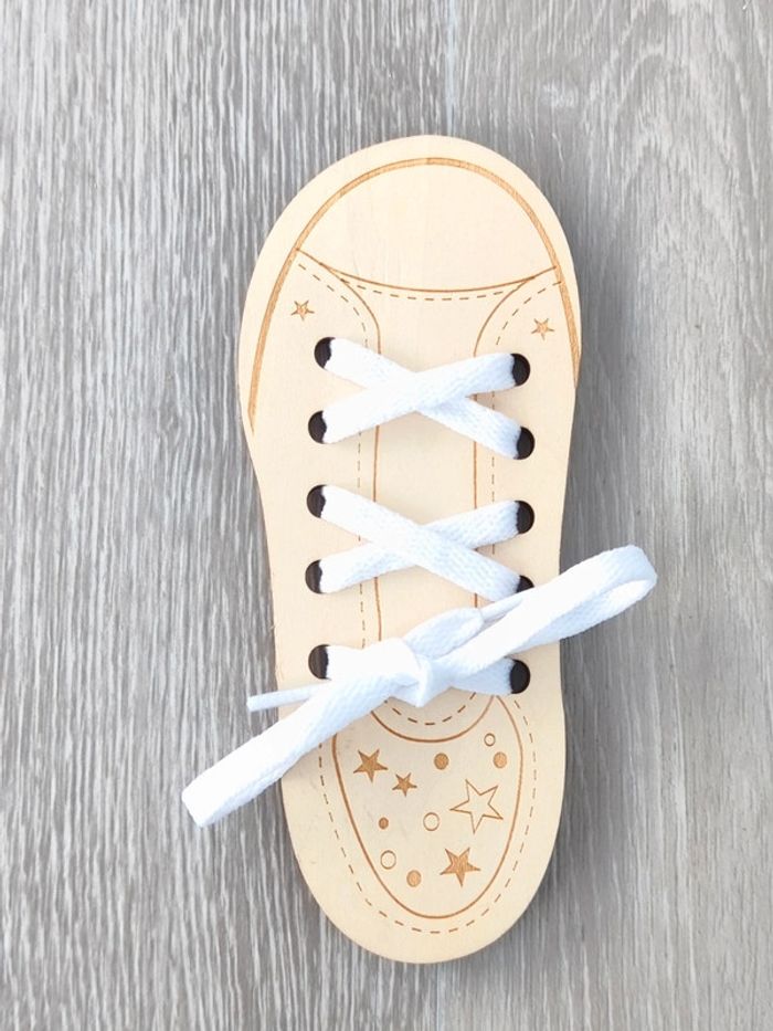Chaussure en bois pour apprendre à faire ses lacets - photo numéro 2