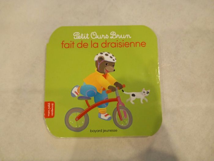 Petit ours brun fait de la draisienne
