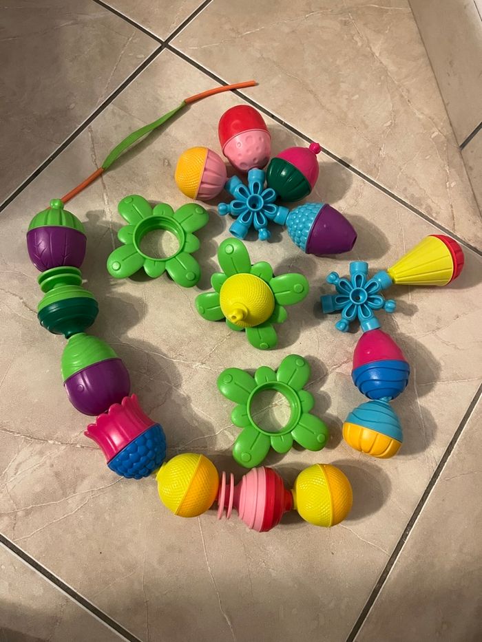 Jeu de construction sensoriel B.Toys – fleurs et formes à assembler