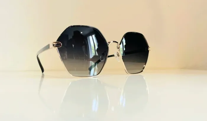 Lunette de soleil femme Polarisée hexagonale noire et dorée verres dégradés UV protection cat 3 - photo numéro 8