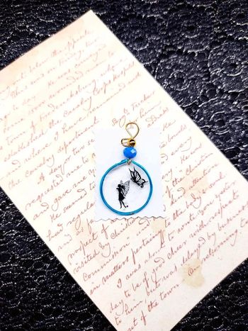 magnifique pendentif en résine avec stickers fée et papillon