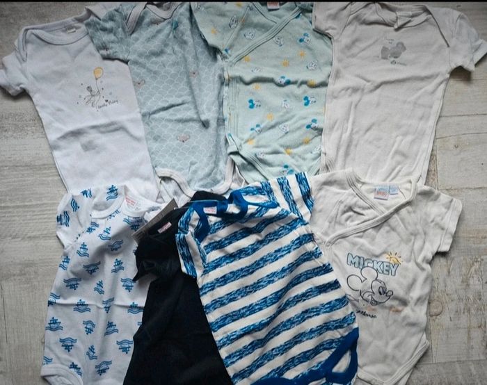 Lot bodys 6 mois - photo numéro 2