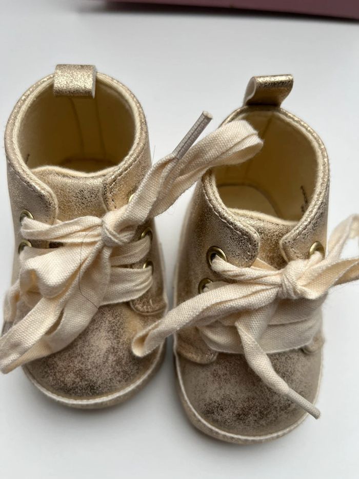 Chaussures dorées à lacets bébé fille - photo numéro 4