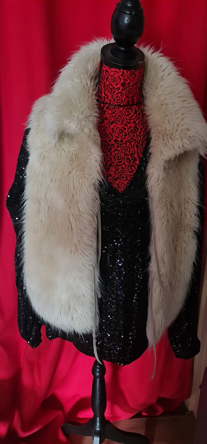 Veste fourrure synthétique sans manches avec petit laçage devant. - photo numéro 7