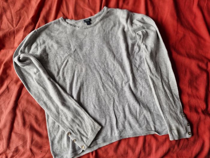 Pulls col romantique et boutons décoratifs dorés - photo numéro 5