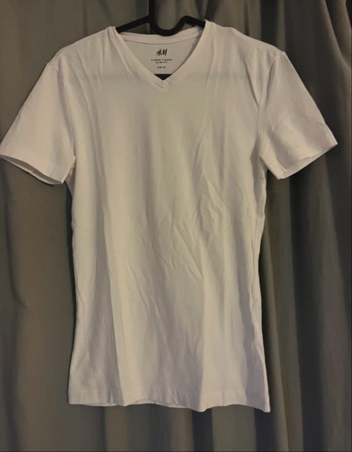 V-neck t-shirt