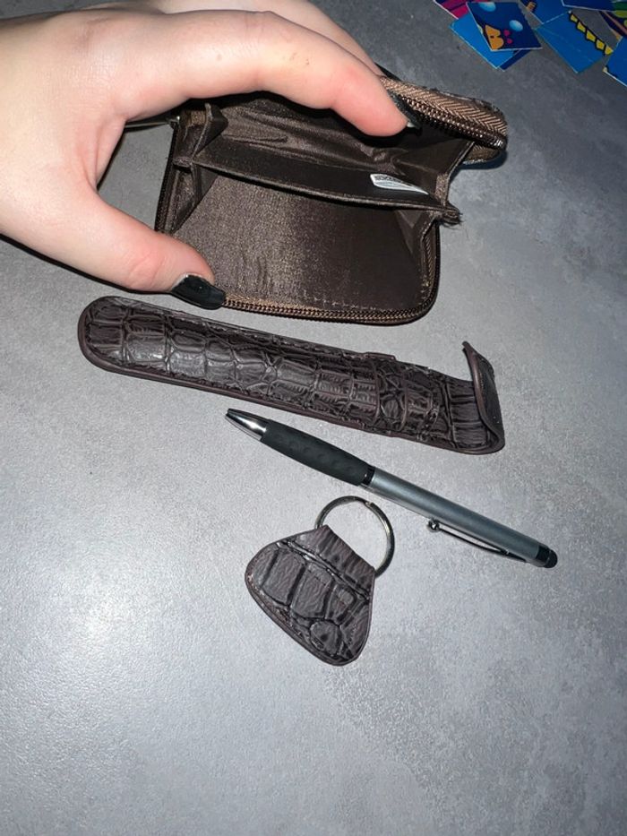 Ensemble maroquinerie porte monnaie porte crayon crayon porte clé porte carte miroir neuf