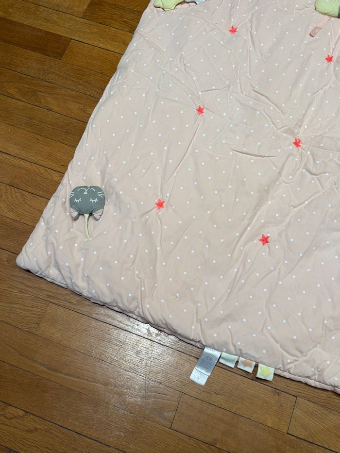 Tapis d’éveil pour bébé Vertbaudet avec petits jeux sensoriels intégrés