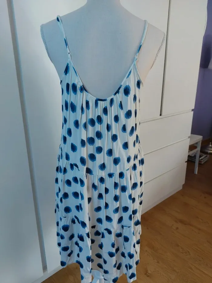 Jolie robe à bretelles volantée à pois - photo numéro 5
