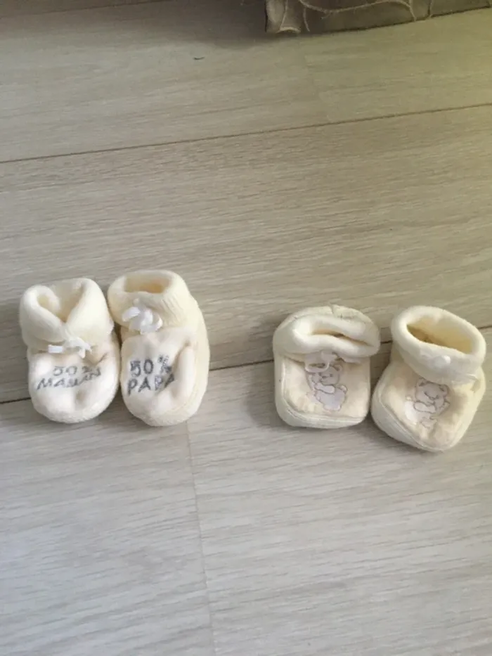 Lot 2 paires de chaussons naissance neufs