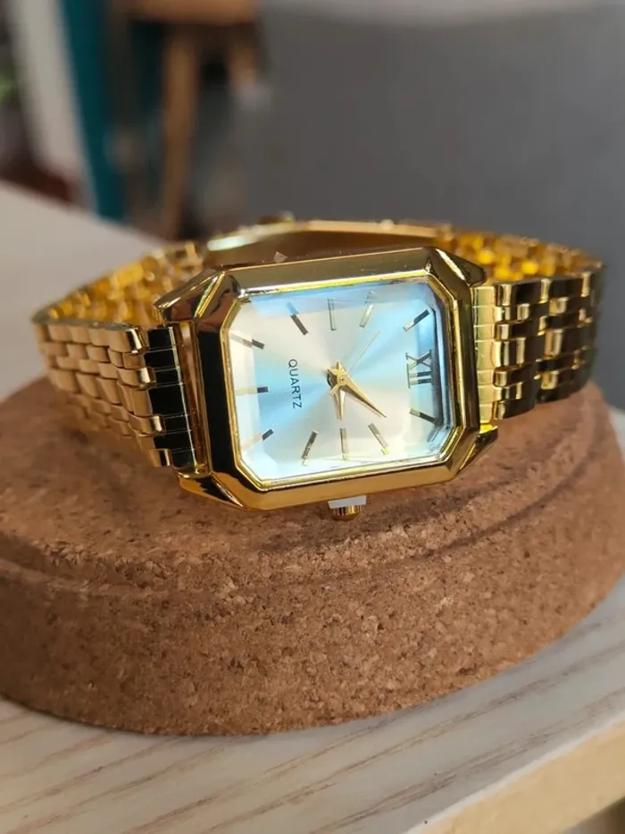 Montre blanche, dorée, rectangulaire en reliefs - photo numéro 2