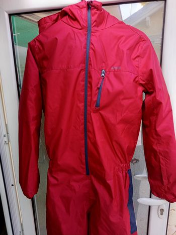 Combinaison de ski Wedze rouge et bleu – chaud et imperméable
14 ans / 164 cm·Très bon état·Decathl