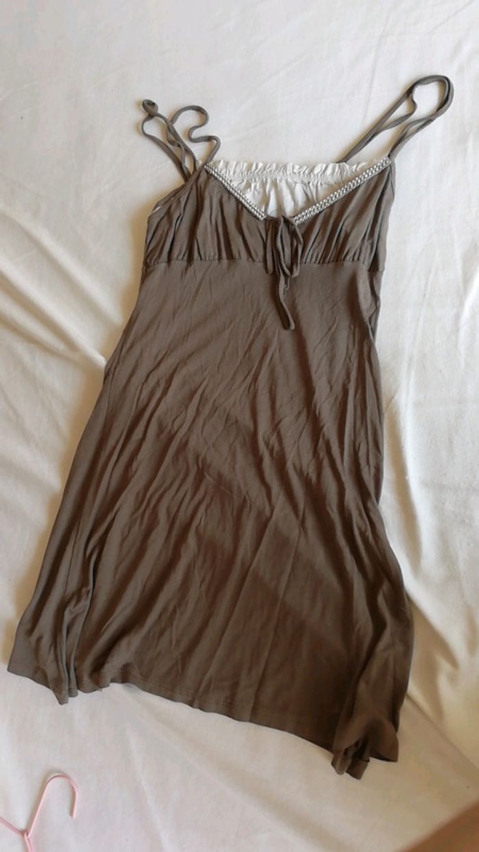 Robe taupe et blanche