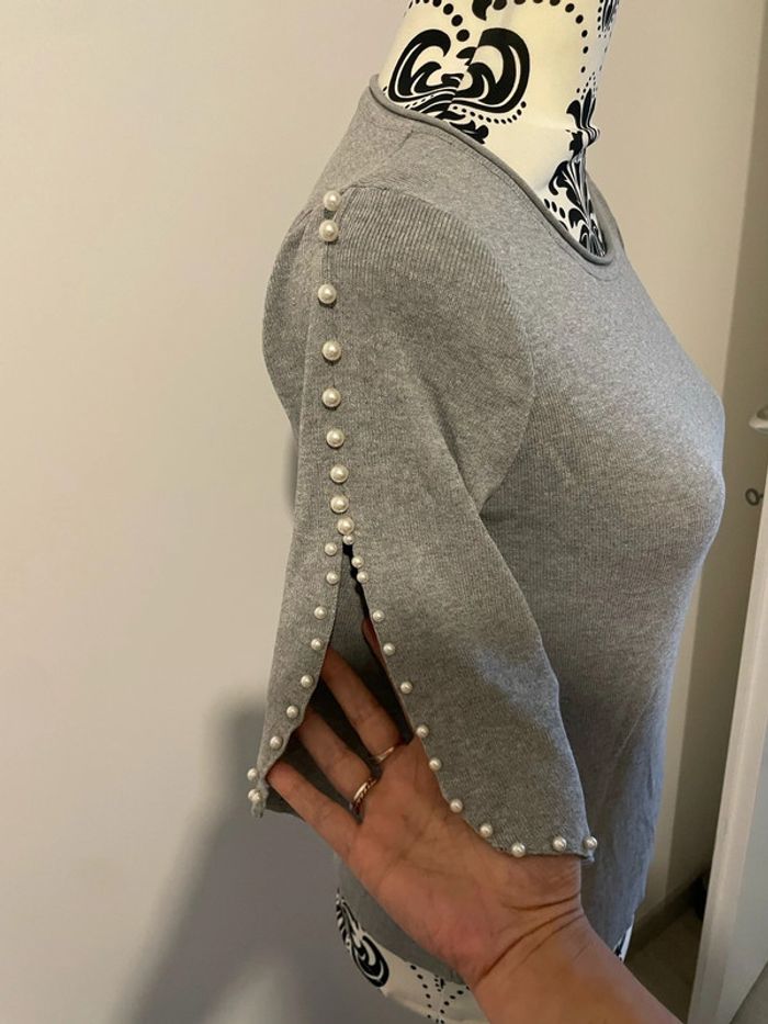 T-shirt manche courte ouverte extensible gris clair perles blanc col rond Miss Sara taille 36 - photo numéro 3