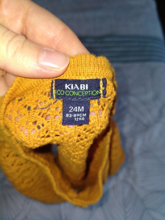 Gilet moutarde ajouré. Kiabi 24 mois - photo numéro 3