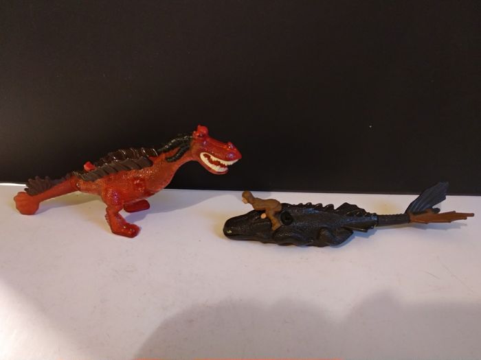 2 figurines Dragons McDonald's