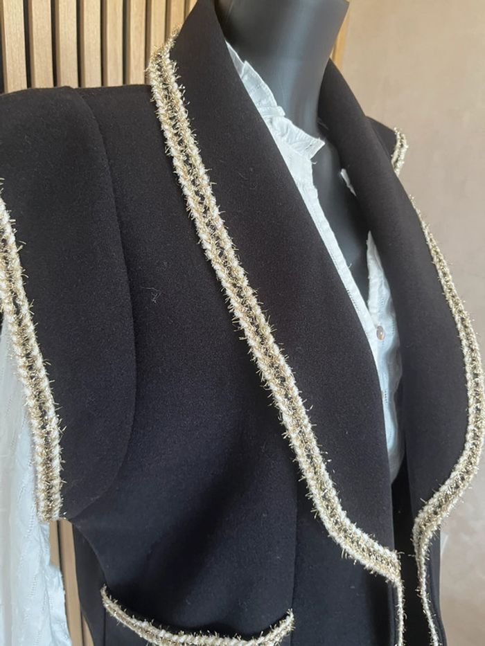 Veste sans manche noire bordures dorées - photo numéro 3