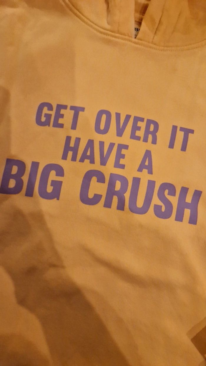 Sweat à capuche saumon imprimé mauve Kiabi 💫 Taille S - photo numéro 2