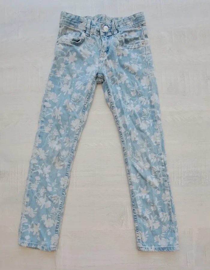 Jeans slim H&M - bleu motif fleurs blanches - taille 122cm 6-7 ans - coton - photo numéro 2