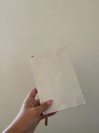 Petit carnet A5 blanc à tranche dorée
