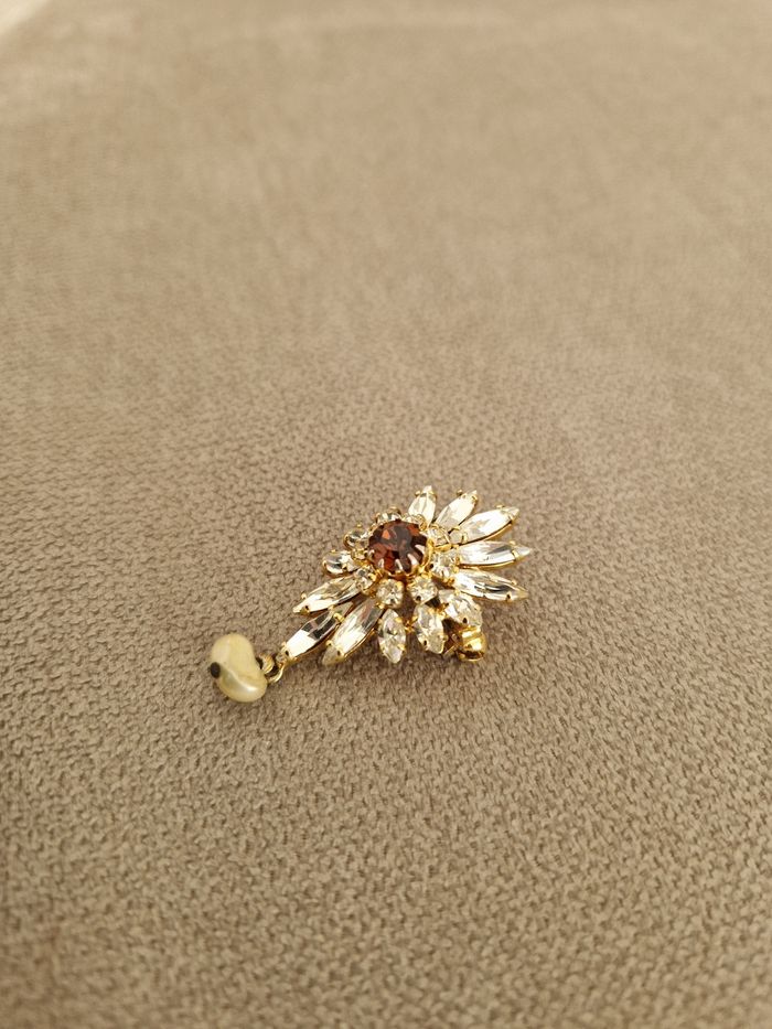 Broche dorée vintage avec ses perles brillantes et sa perle - photo numéro 7