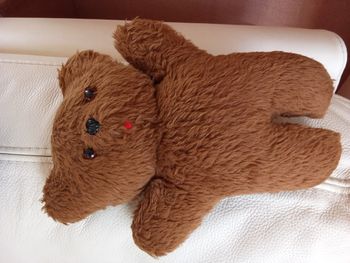 Doudou ours marron  de la marque Ajena  l'étiquette  cousue est  présente langue rouge  nez noir dur pas lisse yeux durs  en plastique d'occasion  encore joli  taille  28 cm  +/-