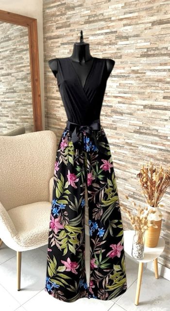 Combinaison noire à fleurs roses, bleues