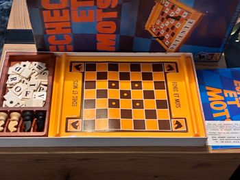 Ancien jeu vintage échecs et mots