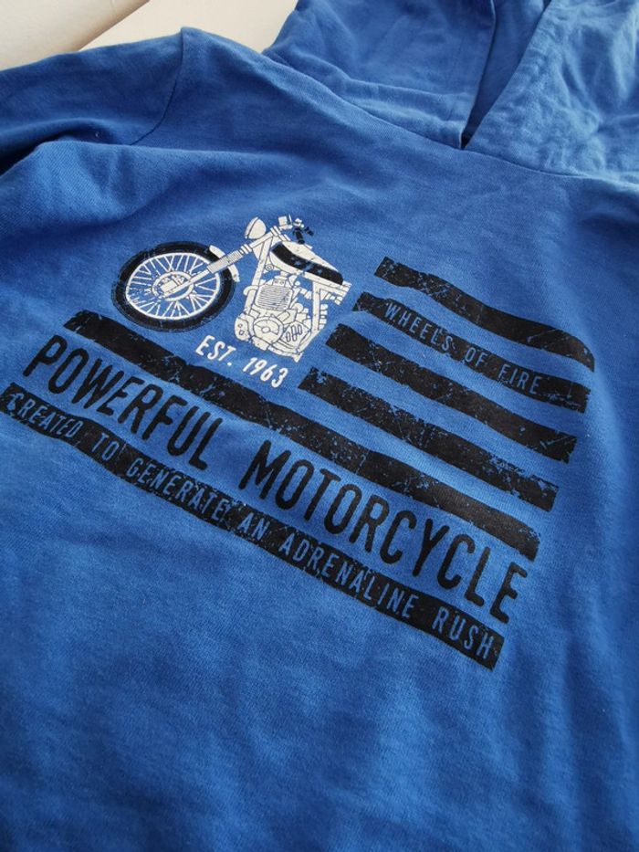 Tee shirt bleu à capuche - photo numéro 3