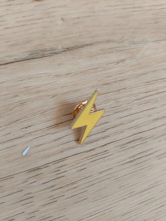 Pin's éclair neuf