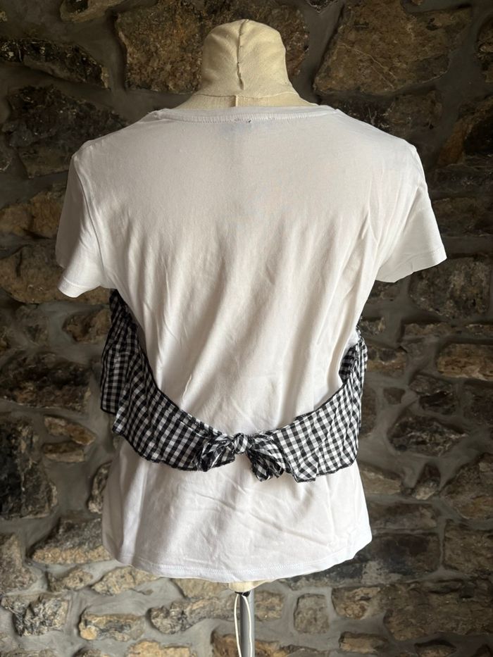 T-shirt blanc avec volant à carreaux - photo numéro 2