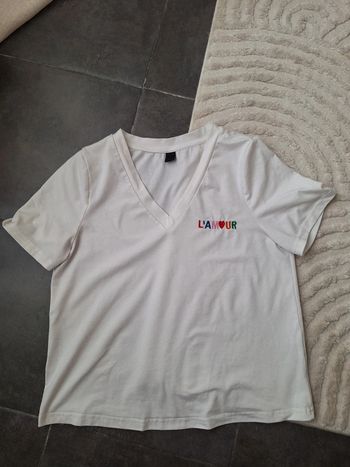 T-shirt col V brodé