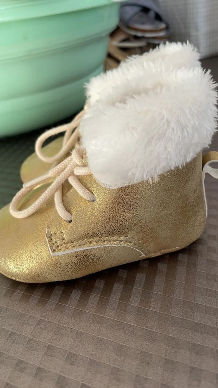Chaussures style petite bottes fourrées 3/6 mois - photo numéro 2