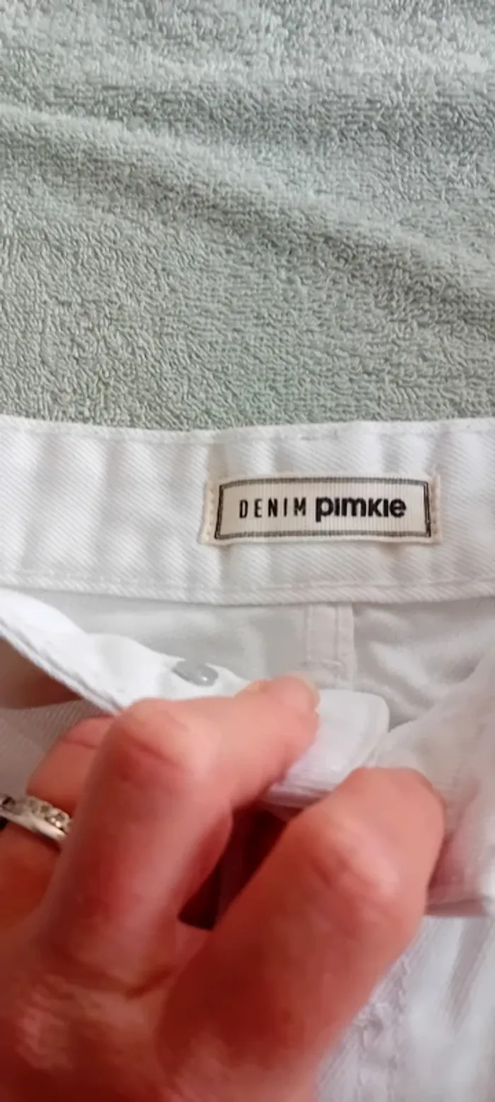 Très joli petit short en jean blanc pimkie taille 34 - photo numéro 3