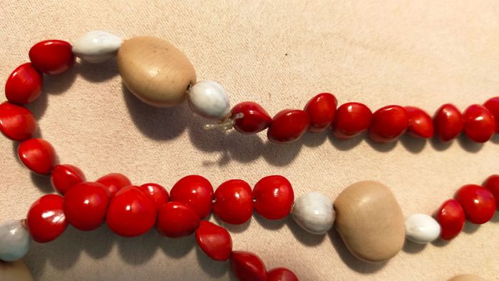 Collier vintage en graines naturelles rouges & ivoire végétal – Collection Terres d’Ailleurs - photo numéro 10