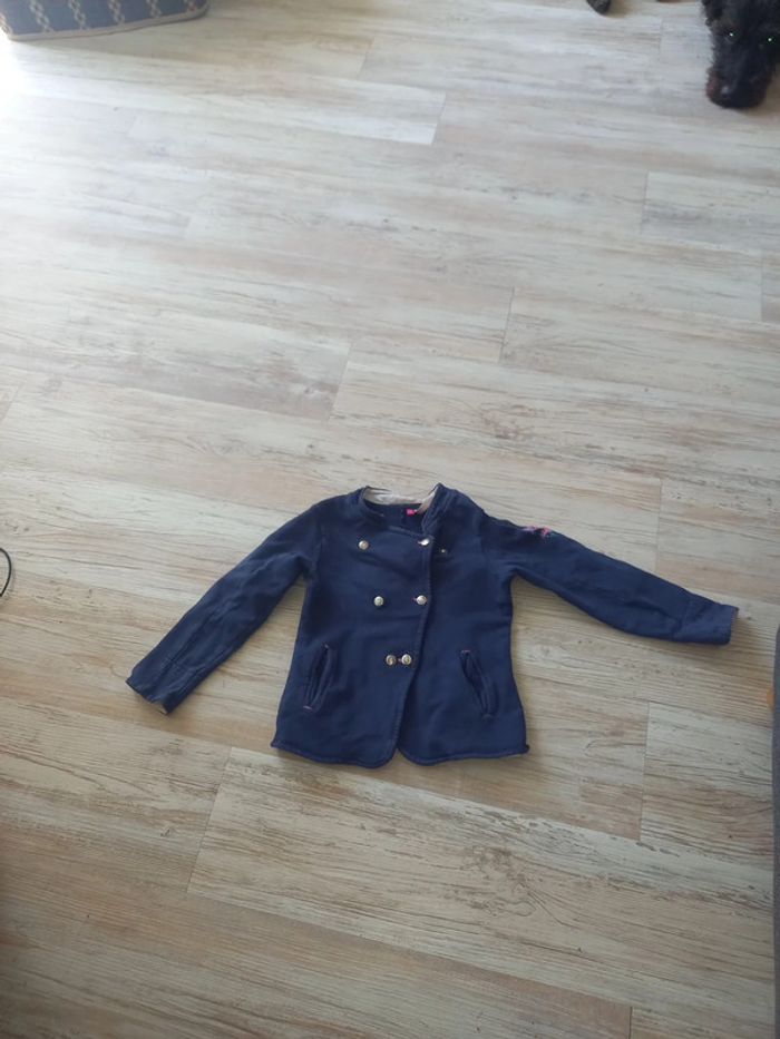 Veste bleue marine.